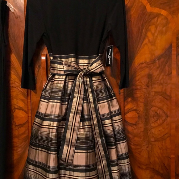 NWT 10 petite Elegant holiday dress in black and gold plaid. - Picture 3 of 4